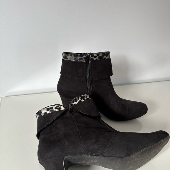 *Avon Cushion Walk Black Bootie with Leopard Print - Picture 5 of 8